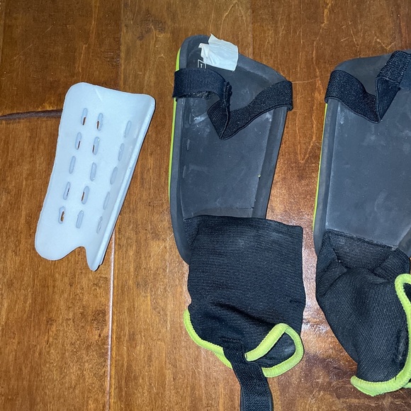 Umbro Boy’s XL Soccer Shin Guards - Picture 7 of 9